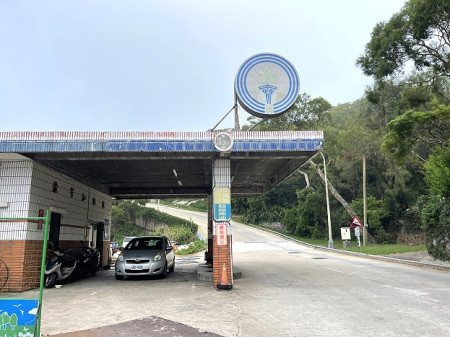 　北竿加油站屋突占用車道部份近期要展開拆除，施工期間請駕駛注意安全。（圖／文：陳鵬雄）