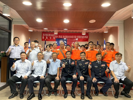 澳底海巡隊隊長曾明羲(右)接任馬祖海巡隊隊長,海巡署艦隊分署分署長廖德成主持監交。(圖:馬祖海巡隊)