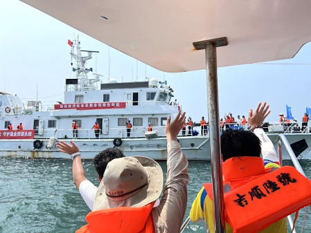 縣府與福州市漁業局12日舉辦兩岸魚苗放流活動,為海域投入300萬尾魚苗,副縣長陳冠人代表參加。(圖/文:馮紹夫)
