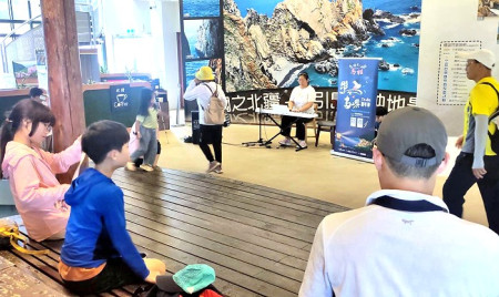 　馬管處島嶼嘉年華活動，邀請年輕學子攜帶樂器踏上馬祖，進行一系列音樂演奏，與民眾、遊客共享音樂的美好。（圖：東引遊客中心）