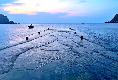 　東引北澳凸堤碼頭，因為高度不足，意外造就出類「方塊海」的特別景觀。（圖／文：陳其敏）