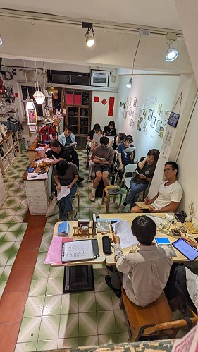 「小島說話-地方文學與現代詩工作坊」日前舉辦第二場文學講座,參與的學員們閱讀諾貝爾文學獎獲得者的經典詩作,紛紛陶醉其中。(圖:南萌咖啡館)