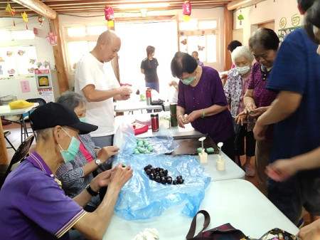 山隴社協與大同之家配合,為長者們舉辦了動手做月餅的活動,依公、依嬤一同動動雙手、說說笑笑,提早感受中秋佳節的氣氛。(圖/文:黃沛宣)
