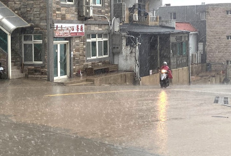 　受到西南方雨帶移入及午後對流旺盛影響，未來幾天，馬祖出現局部短暫陣雨或雷雨天氣的機率仍高。（圖／文：陳其敏）
