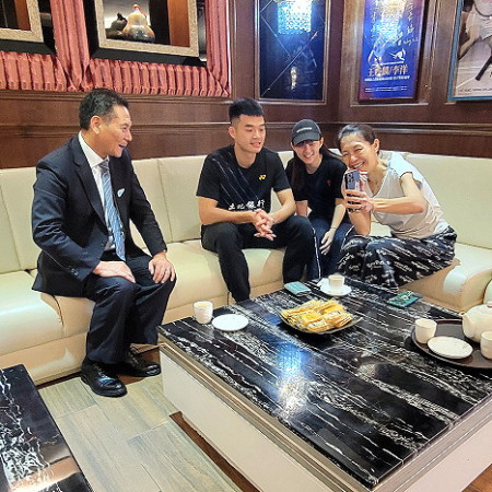 縣長王忠銘與奧運羽球男雙金牌王齊麟相見歡,雙方討論可能的合作方向,共同為馬祖觀光行銷。(圖:連江縣政府)