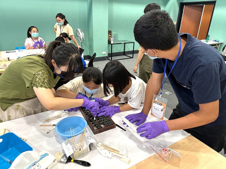 「文物保存大師」一日營於昨(15)日上午9點在馬祖民俗文物館舉辦,孩子們開心滿意的展示分享自己學習的心得和成果。(圖:連江縣政府文化處)