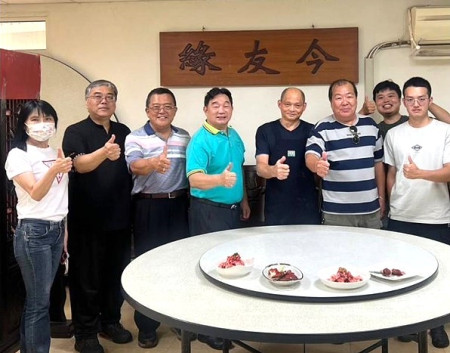 餐飲新契機、馬祖齊心飛,衛生局餐飲衛生與品質提升計畫輔導團前進東引,打造一家一特色菜品。(圖:衛生局)