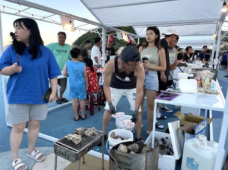 　海風＋沙灘  美食＋音樂，塘岐馬鼻灣假日市集好好玩。（圖：龍福山莊）