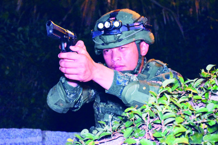 　房屋周邊警戒。（圖：陸柏熏）