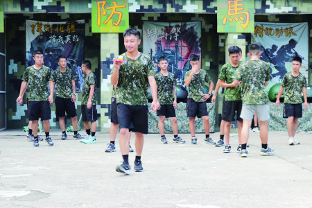 　乒乓接力，提升信心。（圖：李錚姝）