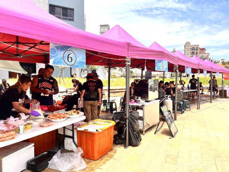 第11屆連江縣原住民族聯合豐年祭暨傳統競技賽17日登場,歌手演出與舞蹈表演,猶如一場盛大嘉年華會。(圖:馮紹夫、黃春雄)