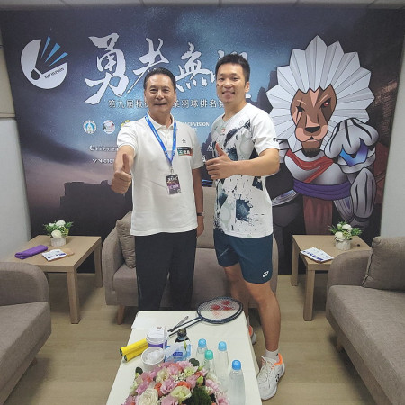 縣長王忠銘、奧運金牌選手李洋相見歡,王忠銘邀請李洋來馬祖參與縣運。(圖:縣府)