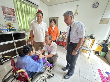 仁愛村姜双金女士過101歲生日,縣長王忠銘會同鄉長林志東登門拜訪,老家佈置喜氣洋洋,其子林俊惠依古禮為老母親奉茶。(圖/文:曹重偉)
