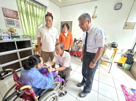 仁愛村姜双金女士過101歲生日,縣長王忠銘會同鄉長林志東登門拜訪,老家佈置喜氣洋洋,其子林俊惠依古禮為老母親奉茶。(圖/文:曹重偉)