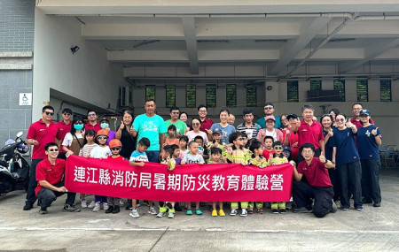 消防局暑期防災教育體驗營歡樂登場,兩場次吸引額滿小學員參加,一起分組進行著消防衣、射水實作、無人機等體驗課程。(圖/文:曹重偉)