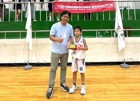 國小組籃球區域對抗賽繼續精彩賽事,泰山國小單日兩勝入袋,10號王宏恩力克訓練站獲選單場MVP,由體育會理事長曹爾章頒獎。(圖/文:曹重偉)