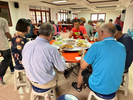 馬港社區發展協會舉行第七屆理監事改選,由現任理事長馮全忠順利獲選連任。志工進行淨灘活動,在依公、依嬤的努力之下,逐漸恢復了乾淨、美麗如昔的沙灘景色。中午時刻的老人供餐,菜色豐富,老人家們吃得開心又滿意。(圖:黃沛宣、馬港社區發展協會)