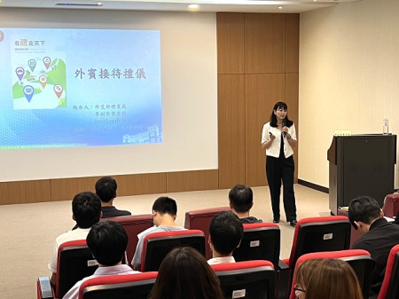 外交部「全民外交研習營」來馬祖,禮賓處副參事畢秀嬿分享國際禮儀與外賓接待。(圖/文:馮紹夫)