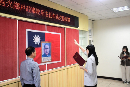 　莒光戶政事務所主任布達交接典禮，副處長劉剛監誓及監交，新任主任江敬涵進行宣誓，再由卸任代理主任陳聲傑將印信交給江敬涵。（圖／文：曹重偉）