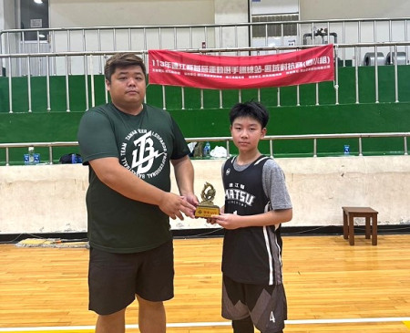 國小組籃球區域對抗賽繼續精彩賽事,首場仁愛險勝中正,辛苦拿下首勝;次場基層訓練站以55比17大勝介壽,陳仕紘拿下MVP。(圖:籃委會)