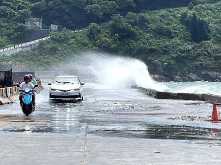 　白浪滔滔我不怕。（圖與文：陳鵬雄）
