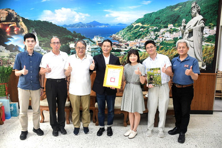 　連江地檢署主任檢察官鄭子薇榮調橋頭，臨行拜訪縣長，王忠銘致贈榮譽縣民證及由行政處製作的紀念畫冊，充滿馬祖回憶。（圖／文：曹重偉）