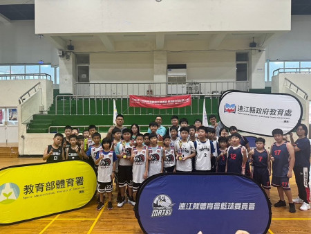 113年連江縣國小籃球區域對抗賽圓滿落幕,介壽國小大勝仁愛國小搶下季軍,基層訓練站大敗中正,以3勝1敗戰績獲得亞軍。(圖/文:曹重偉)