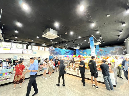 全家福澳港店新址22日開幕營運,超商祭出超多優惠,吸引許多民眾前往採購。(圖/文:馮紹夫)