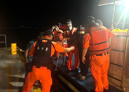 北竿一男性鄉親21日晚間疑血壓過高,馬祖海巡隊派艇馳援後送縣立醫院就醫,今年共計執行緊急醫療後送任務21次。(圖:馬祖海巡隊)