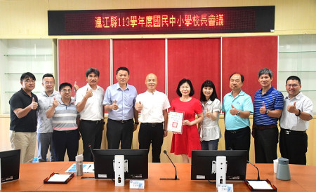 　健康促進學校計畫委員許愛玲連續輔導地區10年，成績卓越，教育處長王禮民頒贈榮譽縣民證，出席校長們一起向許委員表達感謝。（圖／文：曹重偉）