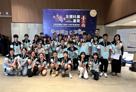 第64屆全國科學展覽23日線上直播獲獎學校,本縣各級學校6件作品均獲獎項;圖為馬祖師生7月24日在臺南全國科展現場等候評審。(圖:教育處)