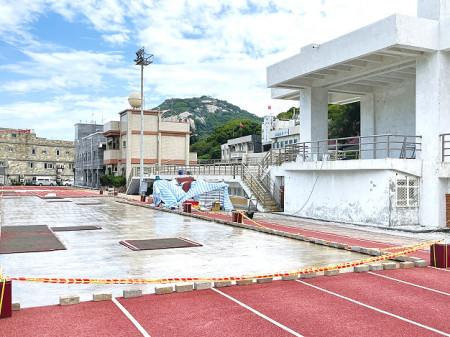 　塘岐運動場PU跑道進行局部翻新修補作業。（圖／文：陳鵬雄）