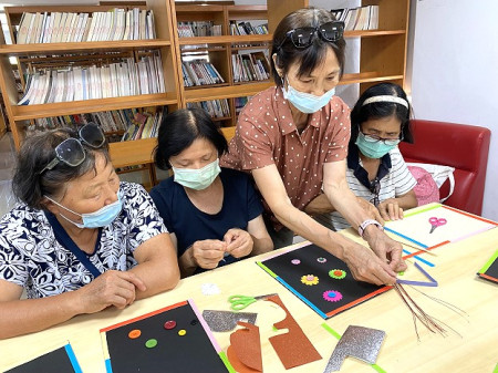 文化處多元閱讀推廣計畫抵達東莒舉行樂齡閱讀及手作活動。(圖/文:蔡夢玲)