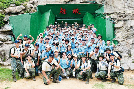 學員參訪短坡山據點合影留念。（圖：陸柏熏）