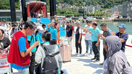 「兩馬青少年文化體育夏令營」登場,馬尾40位幹部師生25日抵達南竿,副縣長陳冠人、教育處長王禮民及8位校長到碼頭迎接。(圖/文:曹重偉)
