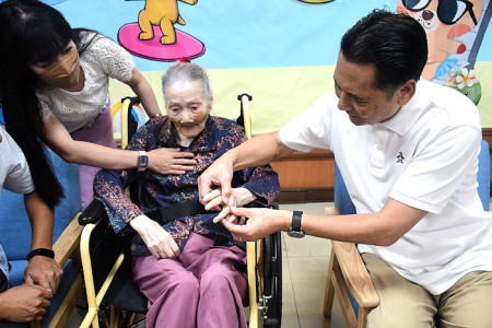 　大同之家最資深的住民鄭金蓮女士過98歲生日，縣長王忠銘、鄉長林志東登門祝壽。（圖／文：曹重偉）