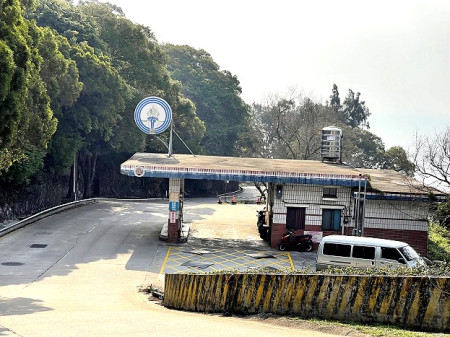 　超過30年歷史的北竿加油站屋簷突出部份拆除，未來加油機中島也配合內縮。（圖／文：陳鵬雄）