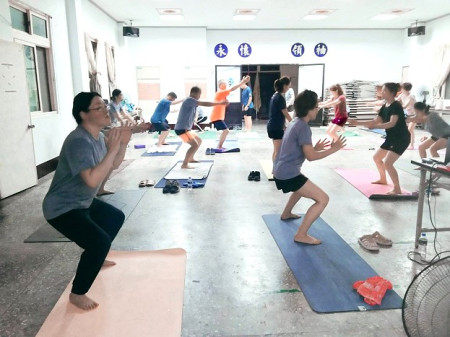 瑜珈運動委員會每週一、三、五舉辦瑜珈有氧體適能課程,學員人數眾多,參與的熱度相當高昂。(圖:連江縣瑜珈運動委員會)