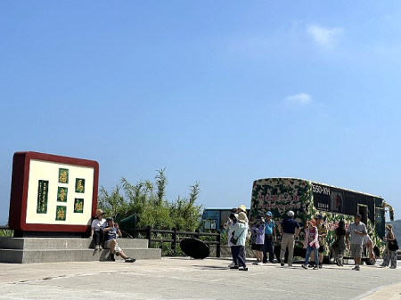 　暑假結束前地區出現一波遊客人潮，各景點都有拍照打卡的遊客。（圖／文：陳鵬雄）