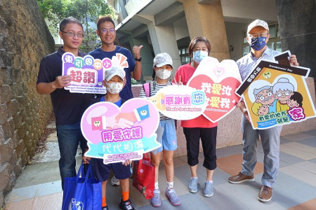 東引國中小開學,配合祖父母節,邀請父母與祖父母共同參與開學儀式,促進家庭世代親情關係。(圖:東引國中小)