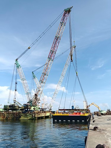 福澳F2浮動碼頭改建工程進行RC平台鋼管樁打設,今年12月完工。(圖:馮紹夫、工務處)