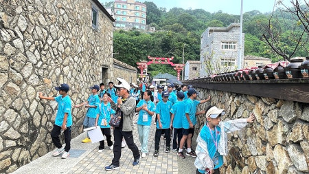 兩馬青少年文化體育夏令營繼續精彩行程,學員上午參訪津沙聚落等景點,下午則進行壘球體驗活動,現場氣氛活潑熱鬧。(圖/文:曹重偉)