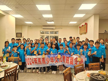 兩馬青少年文化體育夏令營登場,縣長王忠銘26日晚間前往拜訪,致贈團員們馬祖特色的梅花鹿造型吊飾,馬尾學童們愛不釋手。(圖:連江縣政府)