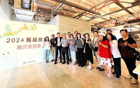 縣府、馬管處與地區旅行社業者前進基隆舉辦推介會,推廣馬祖觀光與藍色公路,並宣傳明年度馬祖國際藝術島。(圖:交旅局)