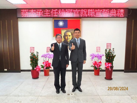 連江地檢署新任主任檢察官蔡杰承(右)宣誓就職,檢察長謝謂誠期勉他深入了解地區現況,落實執法與尊重地方民情。(圖:連江地檢署)