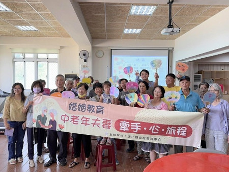 連江縣家庭教育中心本週中高齡婚姻教育在南、北竿共舉辦4場,邀草盛花開園藝治療工作室負責人黃盛瑩主講,昨天圓滿落幕。(圖:家教中心)
