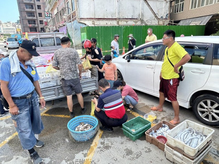 北竿定置網漁業豐收,捕獲不少銀白色魚種包括鯷魚、沙丁魚、白帶魚、小白鯧、鼻涕魚,鄉親就地搶購,準備帶回家大快朵頤。(圖/文:曹重偉)