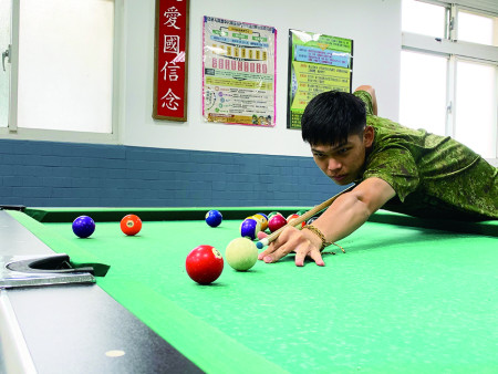 官兵鍛鍊球技。（圖：邱彥愷）