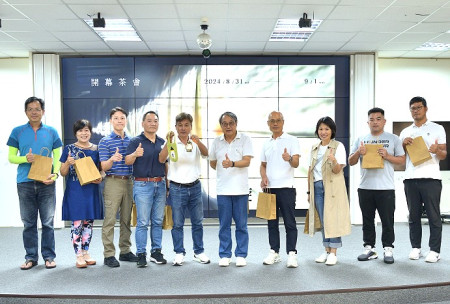 縣府秘書長張龍德、文化處長吳曉雲、教育處長王禮民等人出席「旋日」環境劇場開幕茶會，為藝文週活動造勢。（圖／文：陳其敏）
