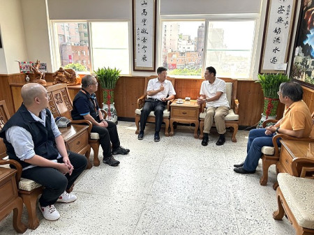 內政部地政司長王成機2日上午拜會縣長王忠銘、秘書長張龍德;今將前往連江縣地政局進行地政業務年度考評。(圖/文:曹重偉)